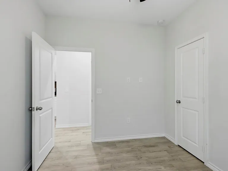16902 Balmoral — Photo 13