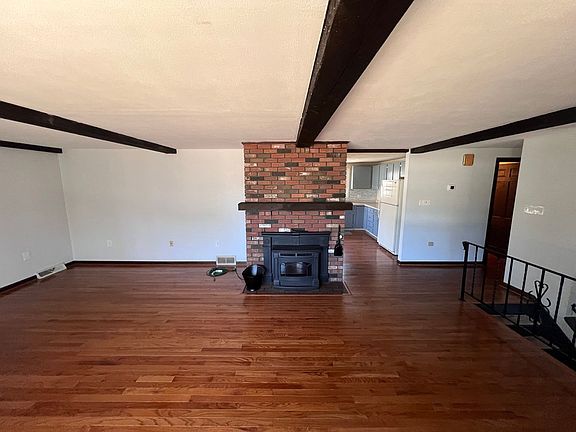 3rd image of 33 Meadowbrook Dr