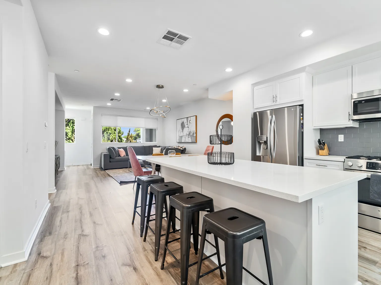 3 bed, 3.5 bath, 1930 sqft, $7,290 — Photo 1