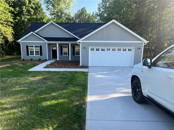 606 W Lee Ave, Yadkinville, NC 27055