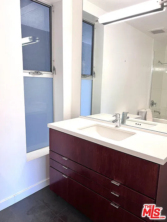 2 bed, 2.5 bath, 1330 sqft, $7,500 — Photo 4