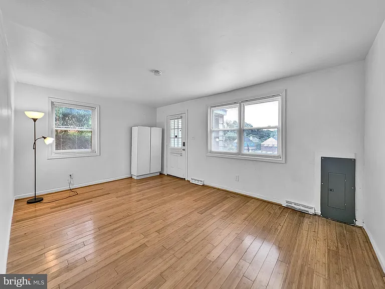 5540 60th Ave — Photo 2