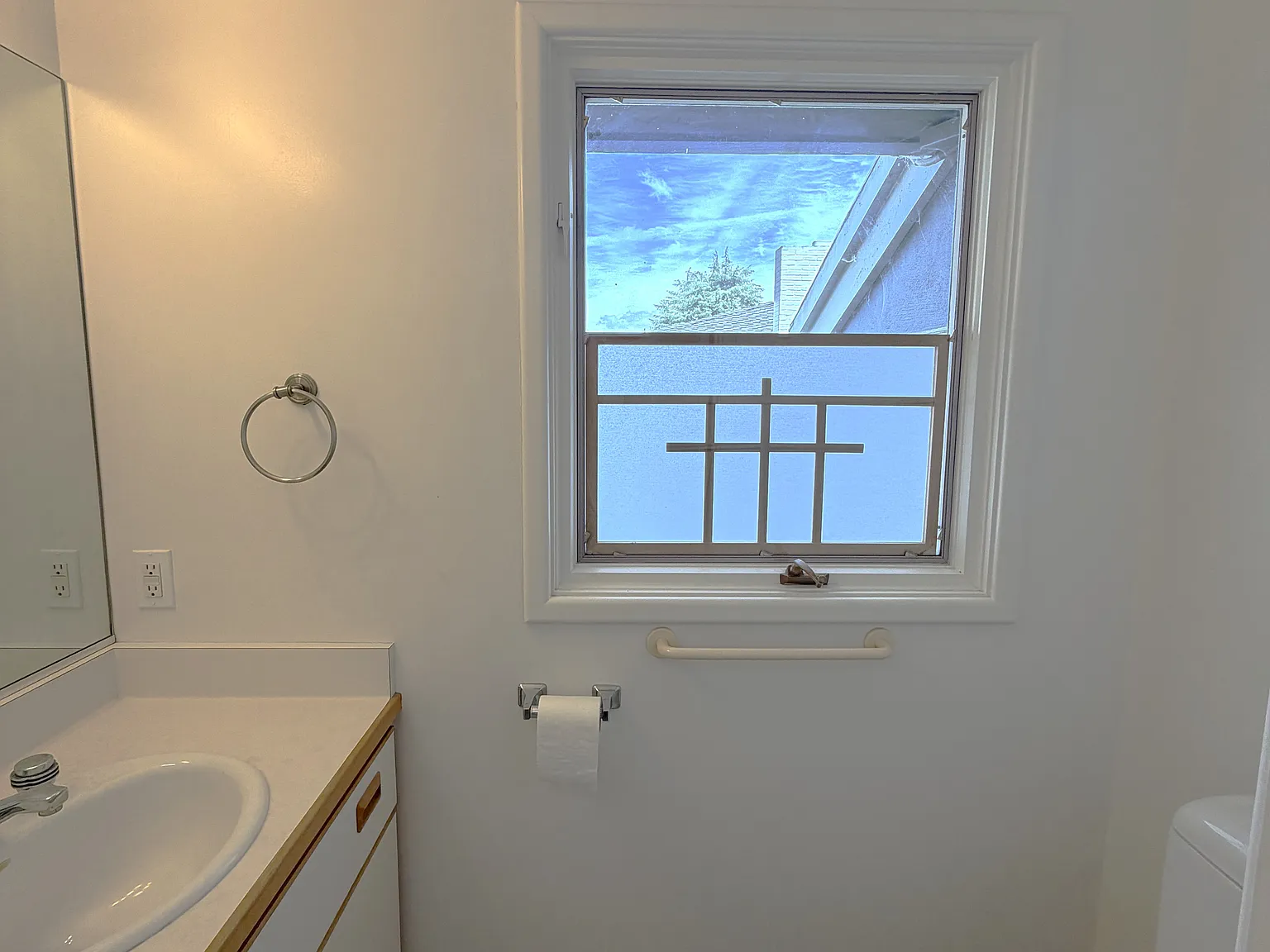 3 bed, 3.5 bath, 2468 sqft, $14,000 — Photo 2