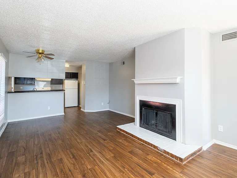 La Prada Place Apartments — Photo 10