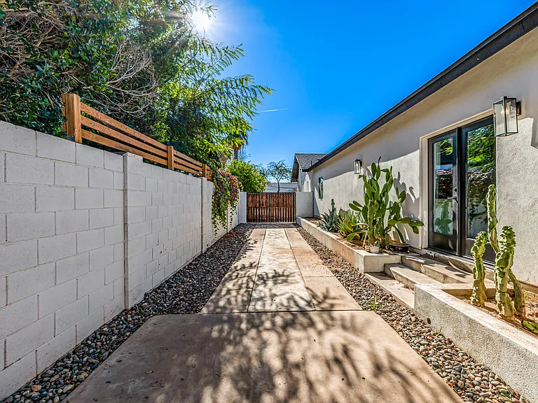 938 E Coronado Rd — Photo 37