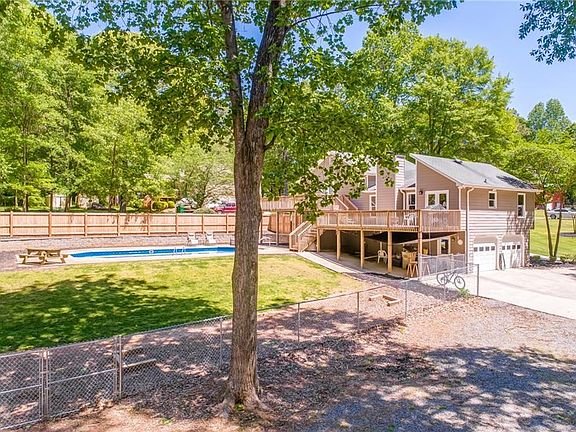 5th image of 207 Holly Creek Way