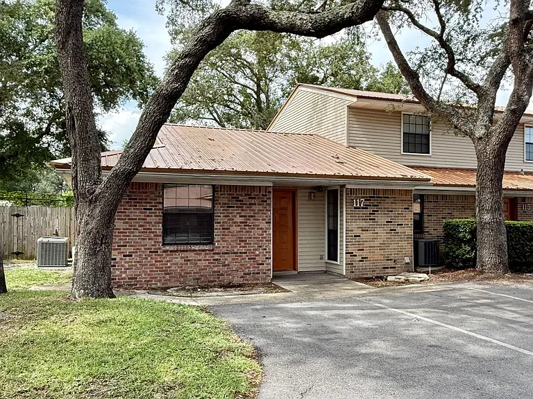 117 Classic Ct — Photo 1