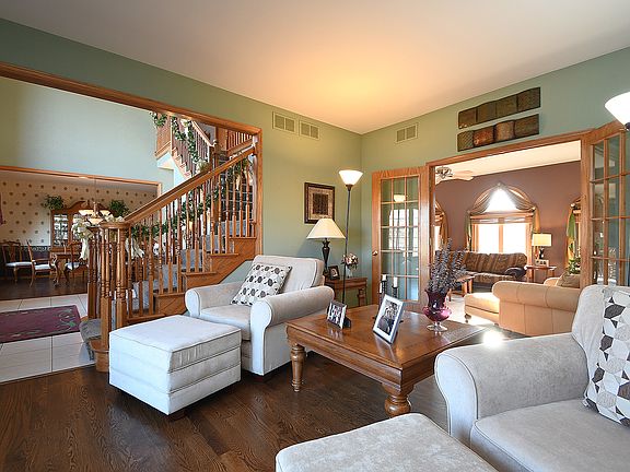 5th image of 7915 Newbury Dr