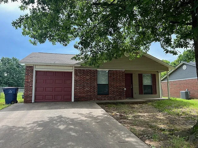 3 bed, 2.0 bath, 1226 sqft, $1,200 — Photo 2