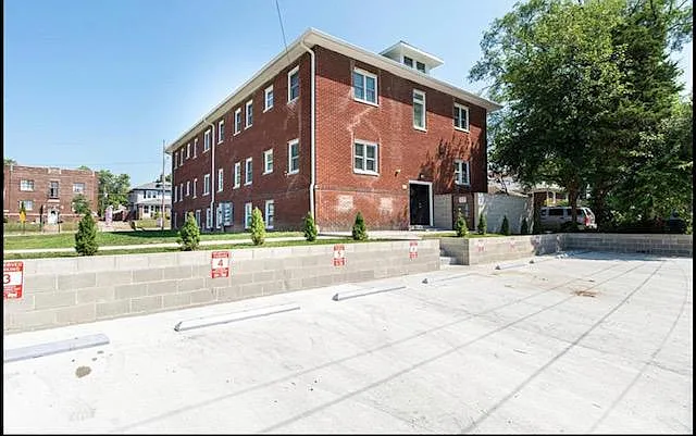 5143 E Washington St #304 — Photo 9