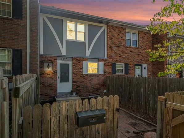7104 NW Chapel Woods Ln, Kansas City, MO 64152