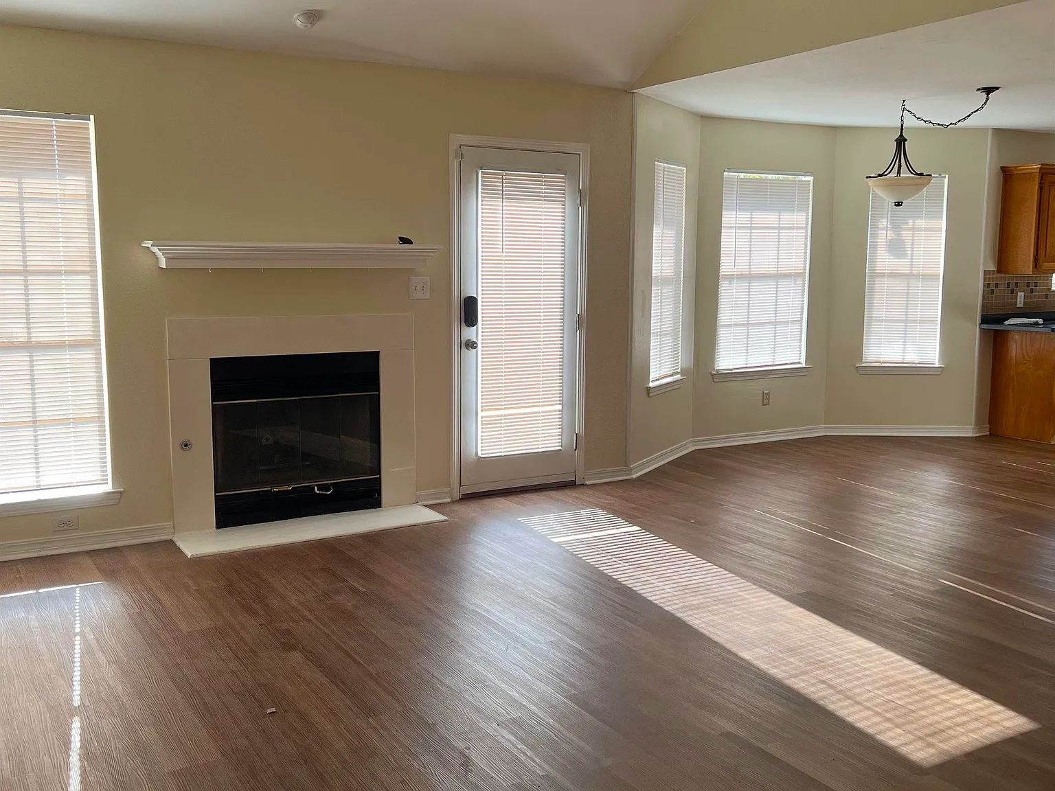 4 bed, 2.0 bath, 1514 sqft, $1,800 — Photo 2
