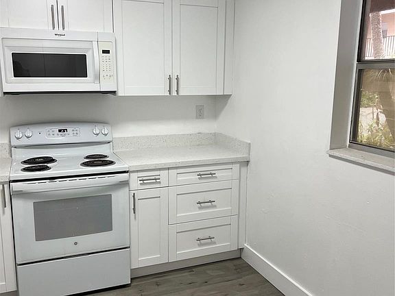 4th image of 2850 Somerset Drive #107L