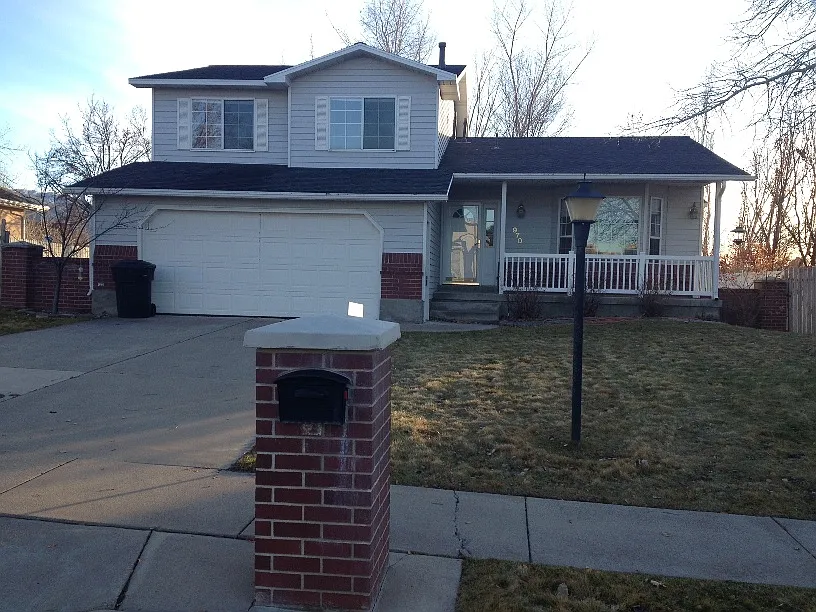 970 E Canterbury Dr