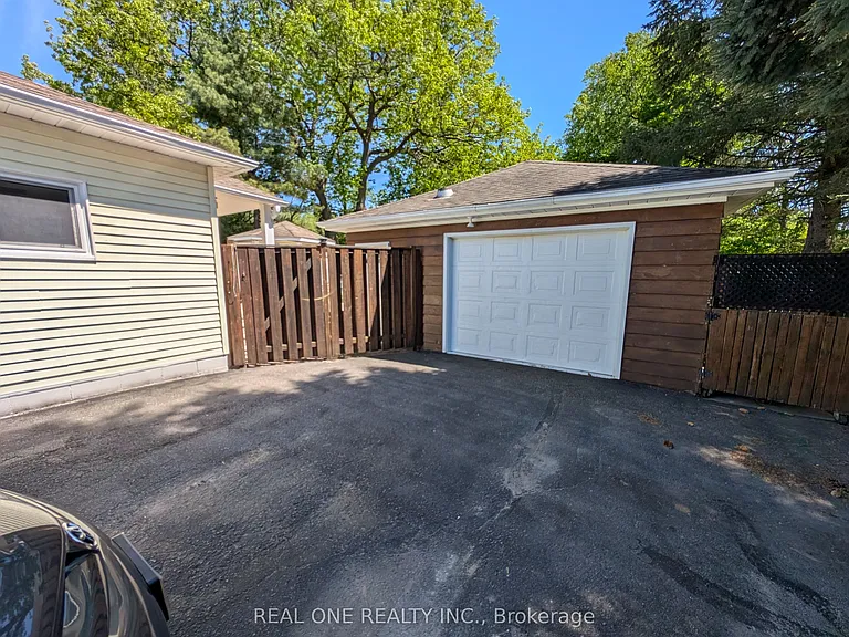 157 Bessborough Dr — Photo 3
