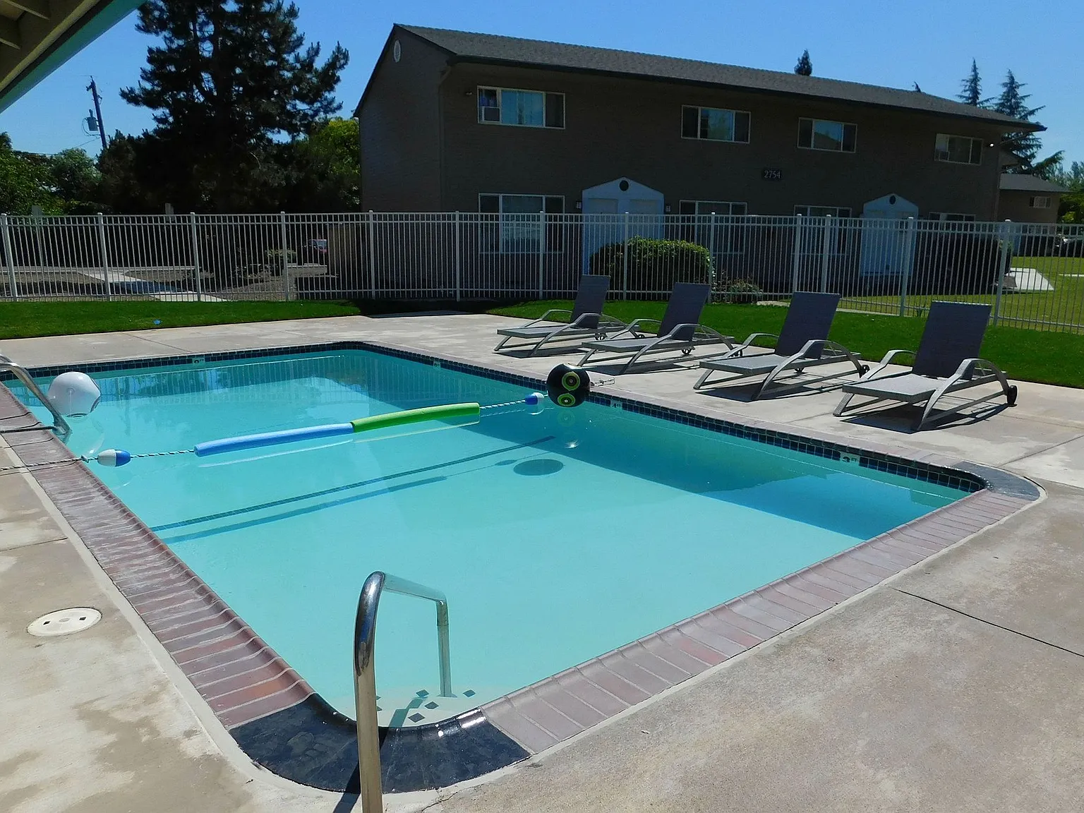 Lakeside Manor Townhomes — Photo 2