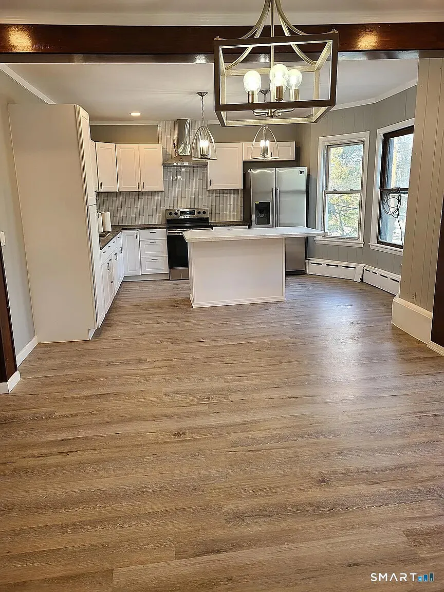3 bed, 2.0 bath, 1900 sqft, $2,650 — Photo 2