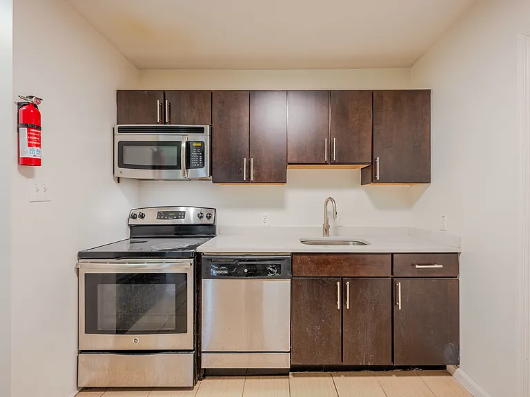 650 D St SE #2 — Photo 10