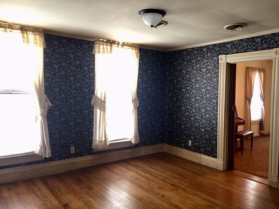 4th image of 582 E Broadway St