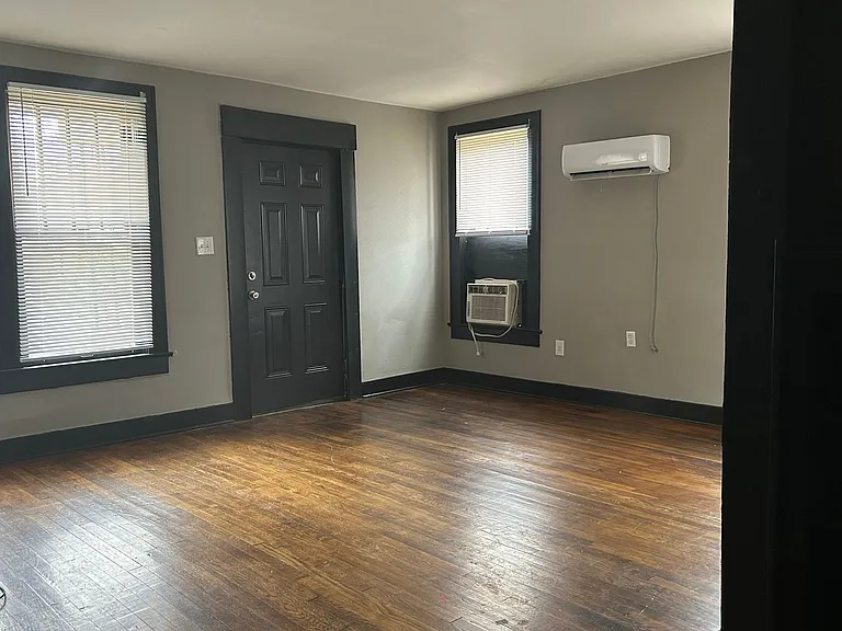 1417 W 11th St — Photo 3