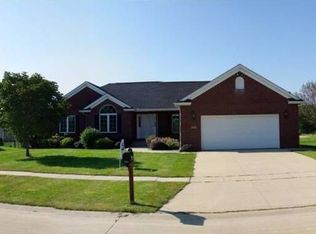 395 Woodview Ave, Robins, IA 52328