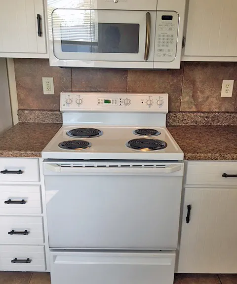 1733 Lawrence Ave — Photo 4
