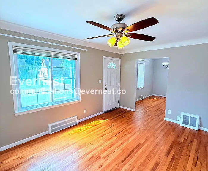 1313 Donald Ave — Photo 5