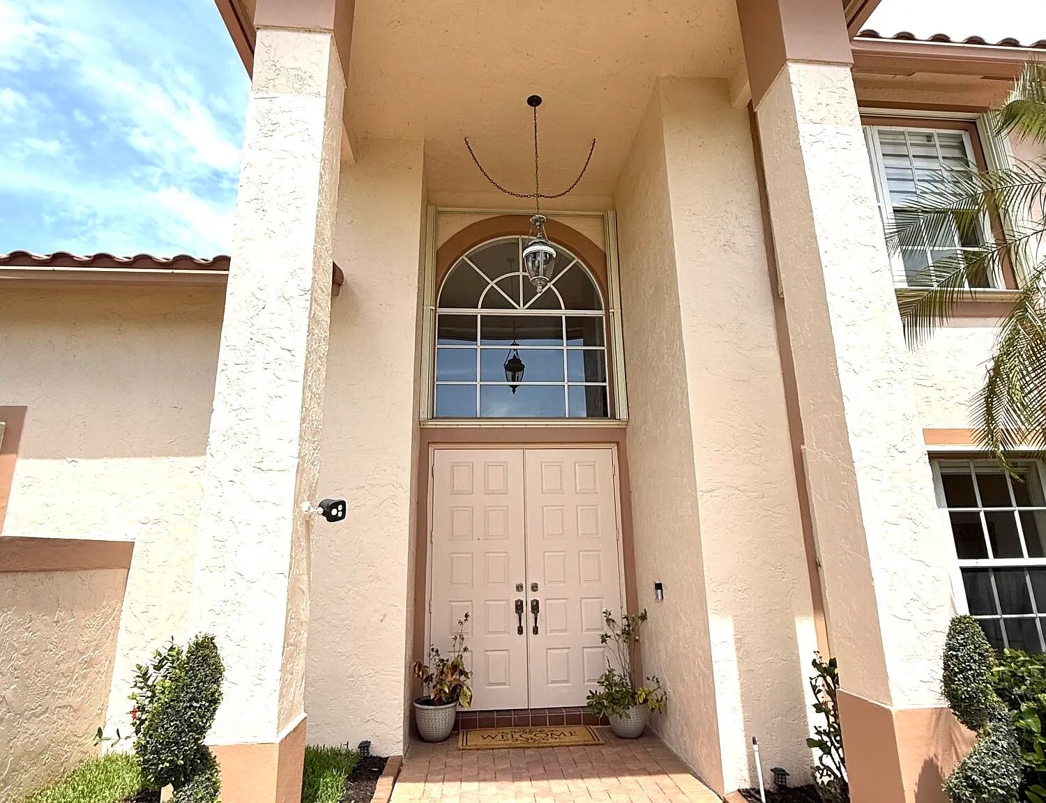 3 bed, 3.0 bath, 2449 sqft, $5,950 — Photo 2
