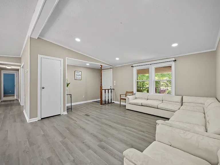 290 Thomas Cash Rd — Photo 6