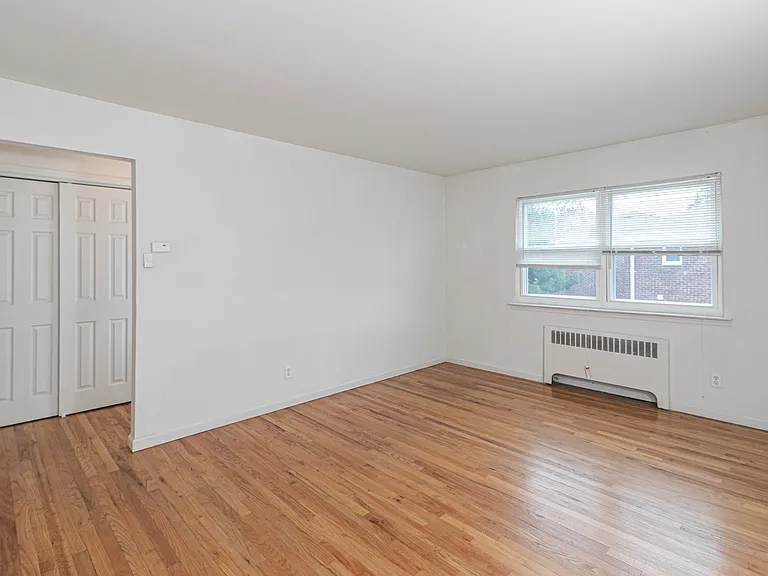 Belmont Gardens - Ex. 1 BR Living Room 02