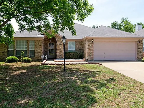 820 Bluebonnet Dr, Hurst, TX 76053