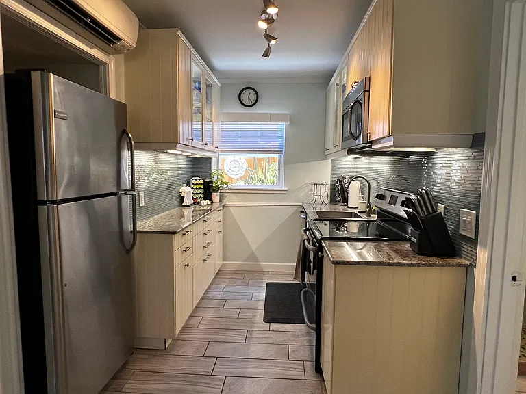 208 10th Ave N #208 — Photo 10