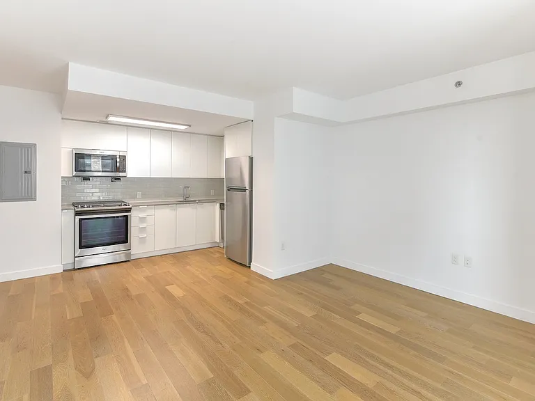38 6th Avenue — Photo 15