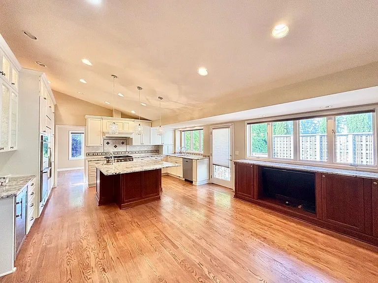 16558 SE 58th Pl — Photo 10