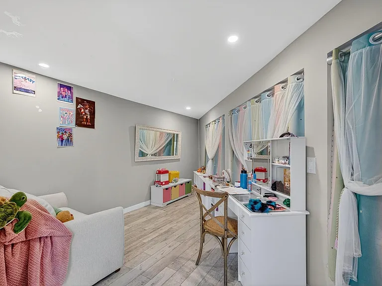 1570 NE 30th Pl — Photo 37