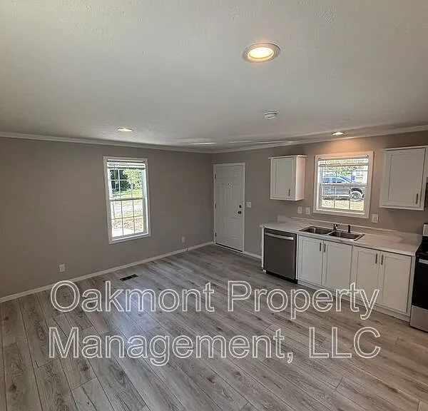 212 Rosewood Ct — Photo 3