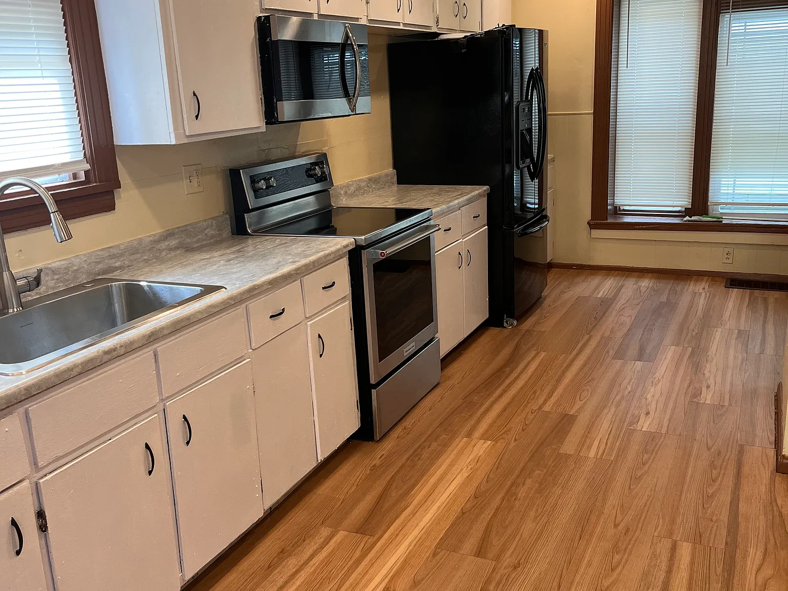 5 bed, 2.5 bath, 2291 sqft, $2,400 — Photo 2