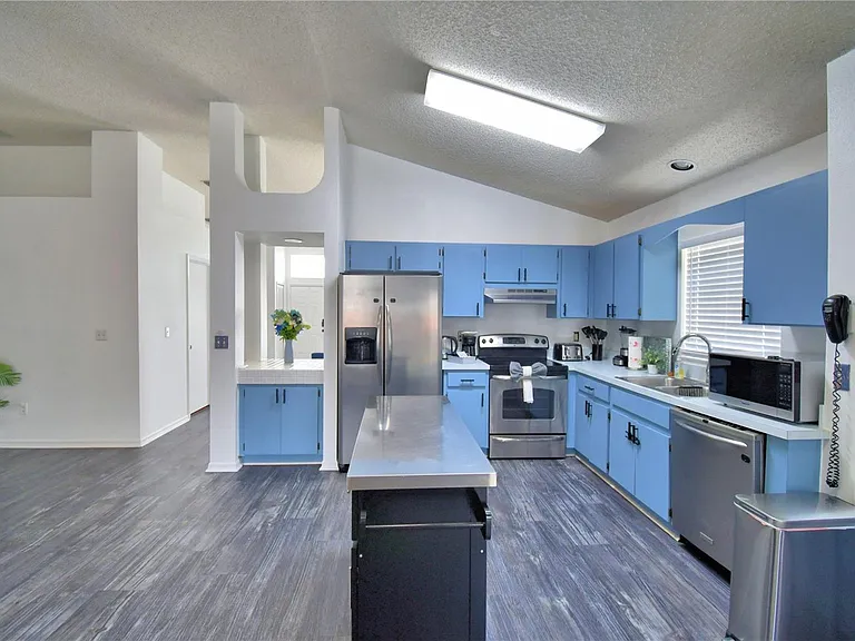 2935 Dickens Cir — Photo 25