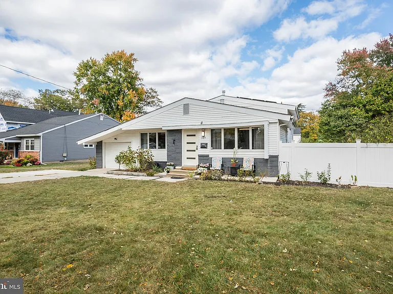 325 Juniper Dr — Photo 2