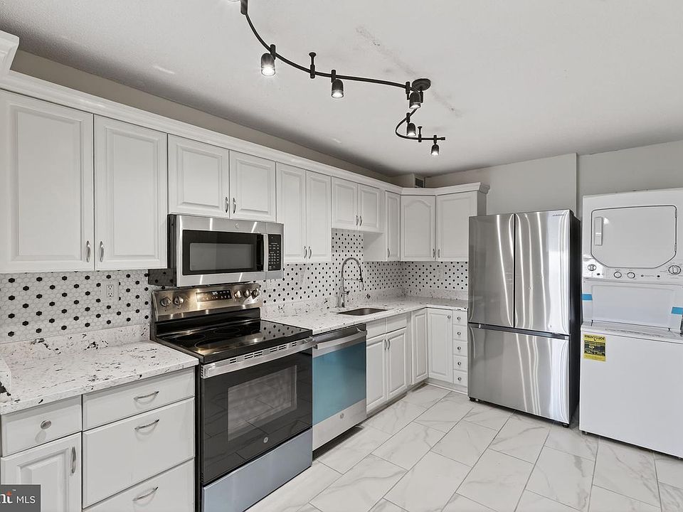 1st image of 203 Yoakum Pkwy APT 1625