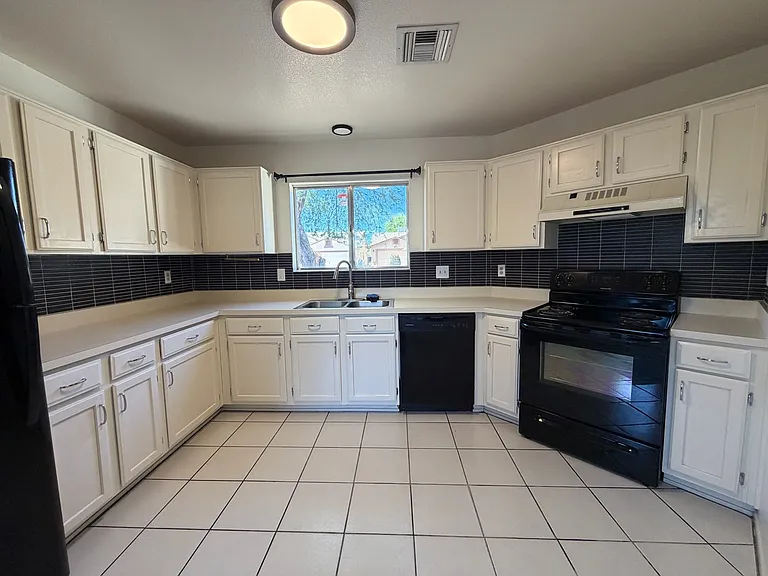 9368 N Hampshire Dr — Photo 8
