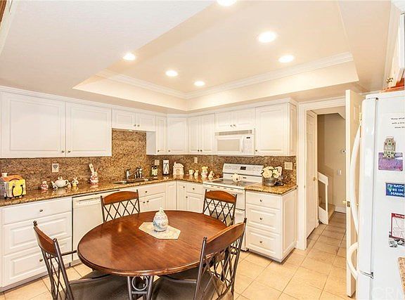 Recessed lighting granite backsplash