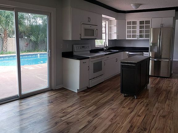 4th image of 231 Holly Ln
