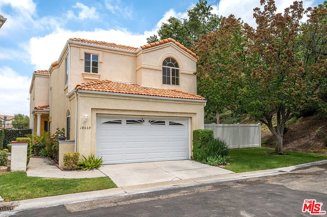 3 bed, 3.0 bath, 2122 sqft, $4,400 — Photo 3