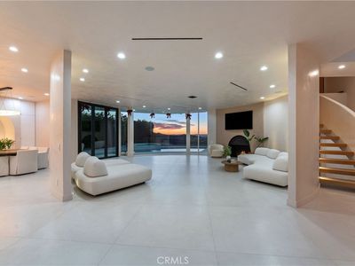 8045 Mulholland Dr, Los Angeles, CA, 90046