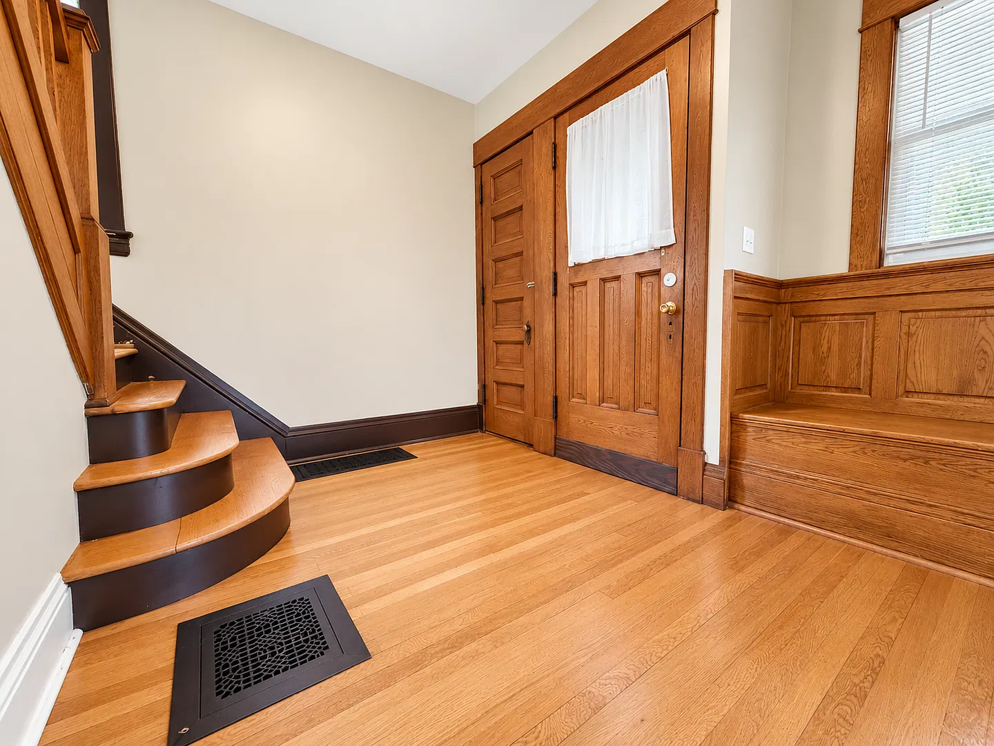 Available NOW! Large 4 bedroom 1 bath house in Dayton's Bluff area!! — Photo 3