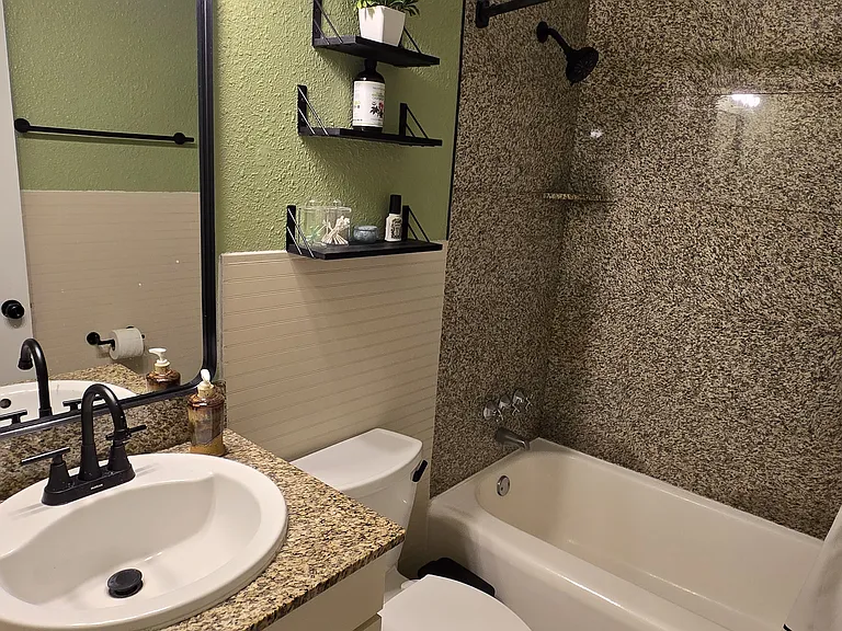 bathroom with shower/tub combo