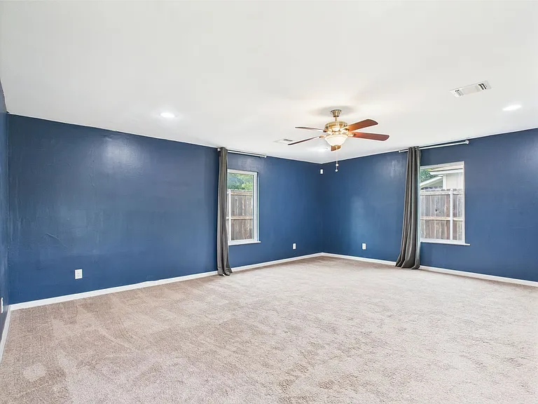 409 S Pear St — Photo 26