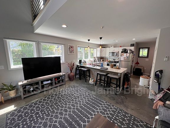 3rd image of 2712 E Leigh St Unit 106