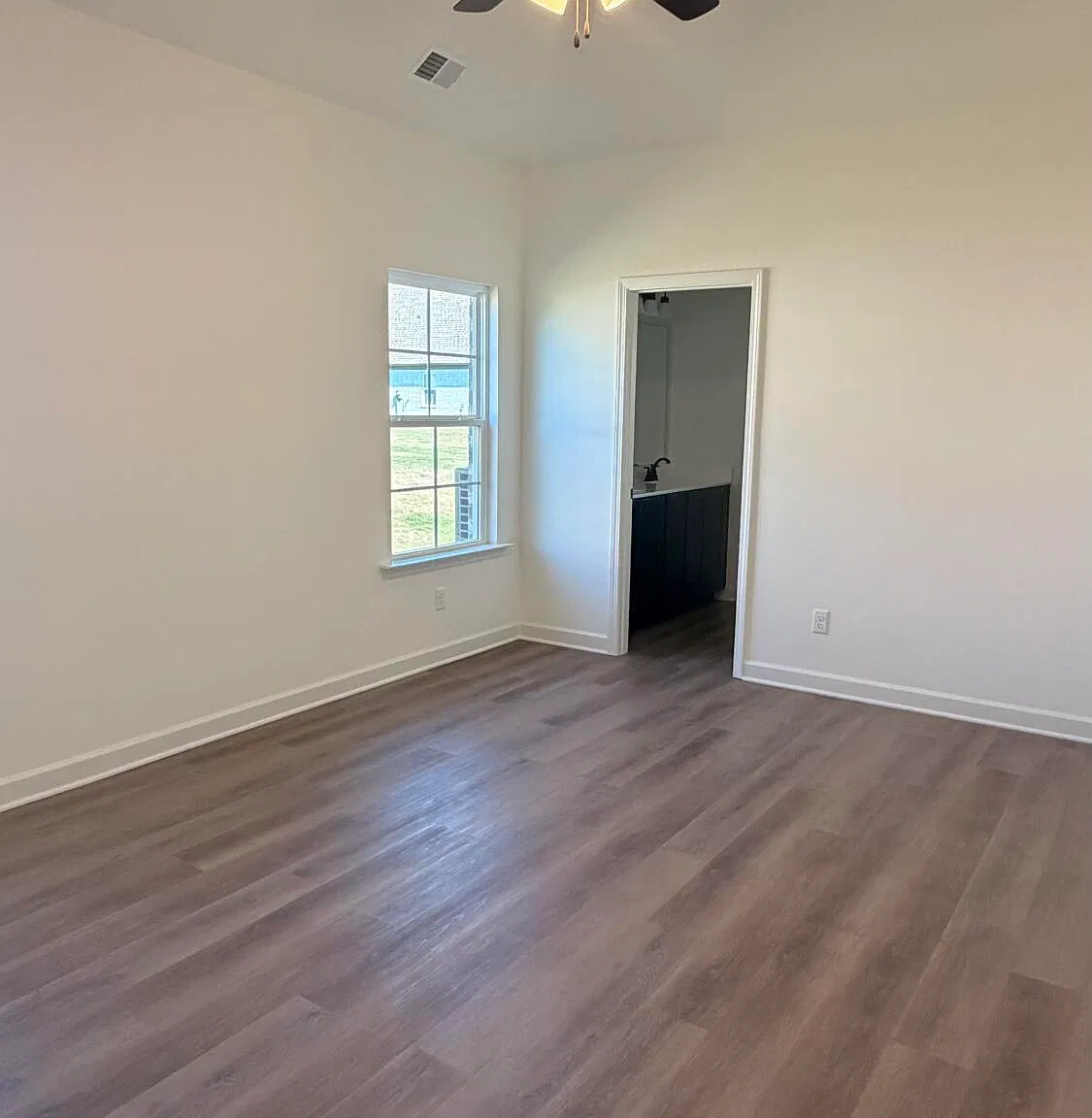 4 bed, 2.0 bath, 1839 sqft, $2,400 — Photo 4